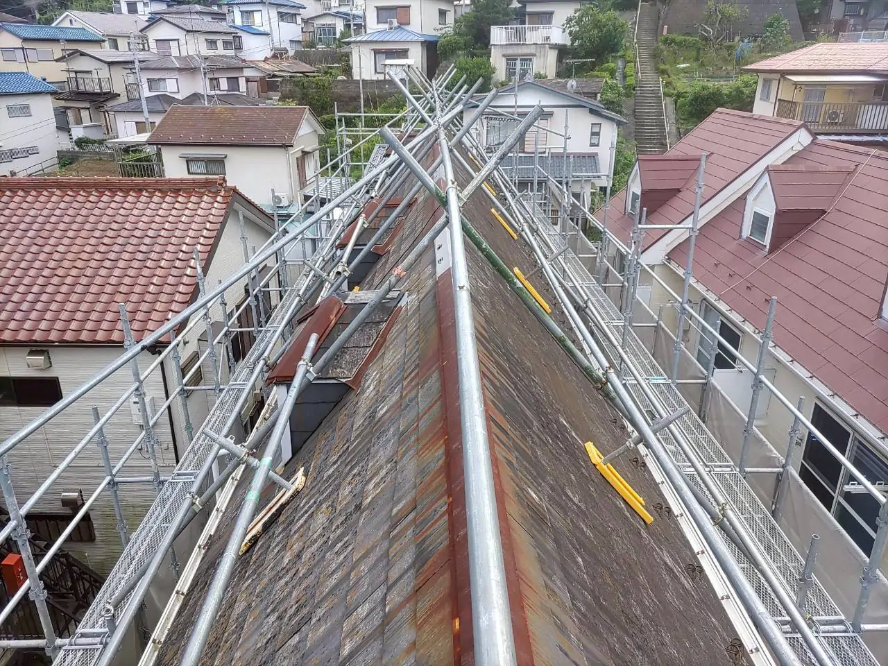 急勾配スレート材から金属屋根へ