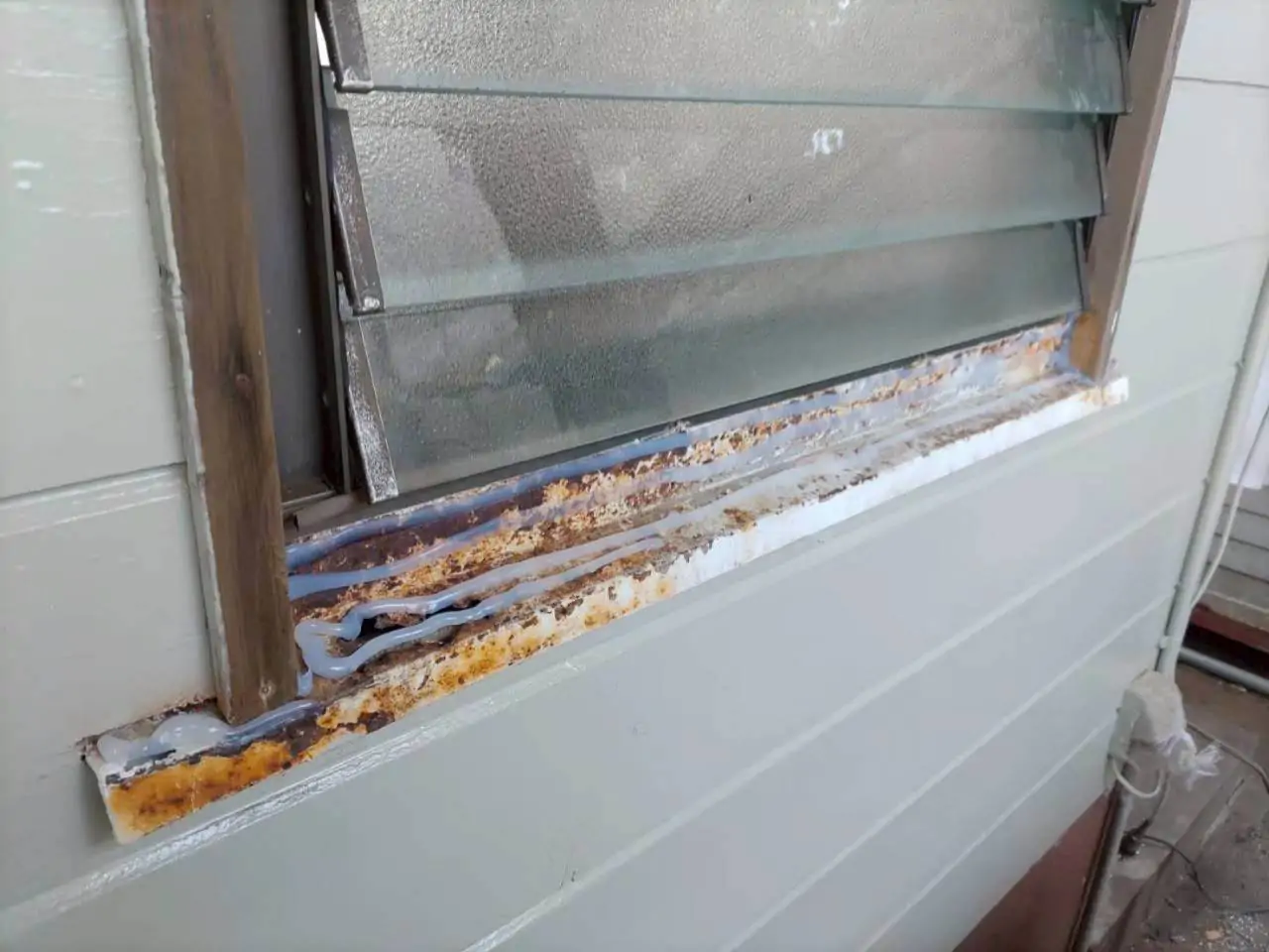 窓枠水切り交換